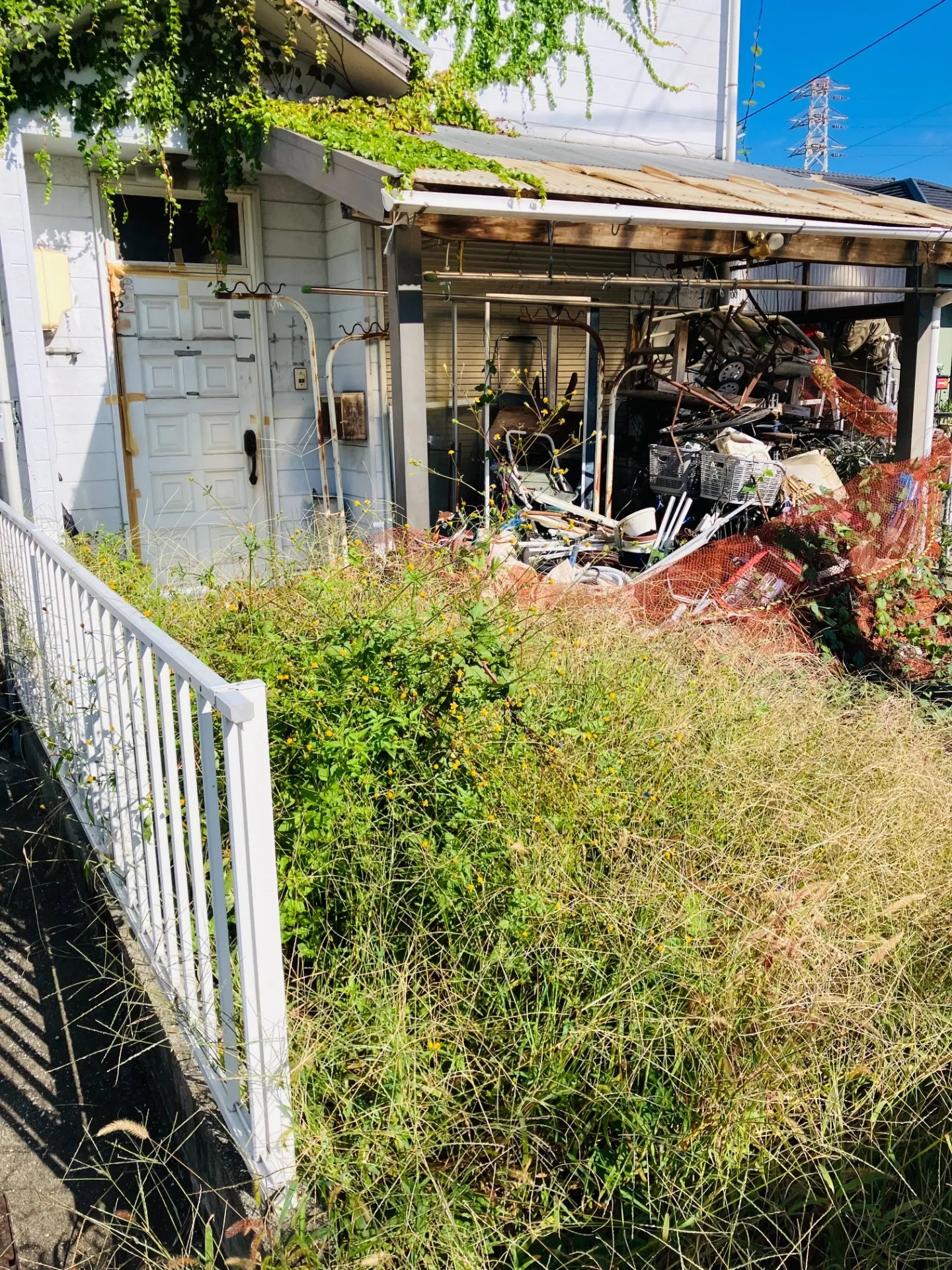 豊川市蔵子の一軒家の草取り、残置物回収撤去に向かいました。